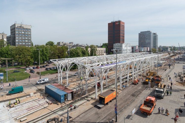 Centralny punkt przesiadkowy przy ul. Piotrkowskiej to jeden z głównych elementów modernizacji trasy W-Z, która obejmuje także budowę 18,5 km nowych torowisk tramwajowych oraz czterech punktów przesiadkowych. <br><br>fot. (ukit) PAP/Grzegorz Michałowski