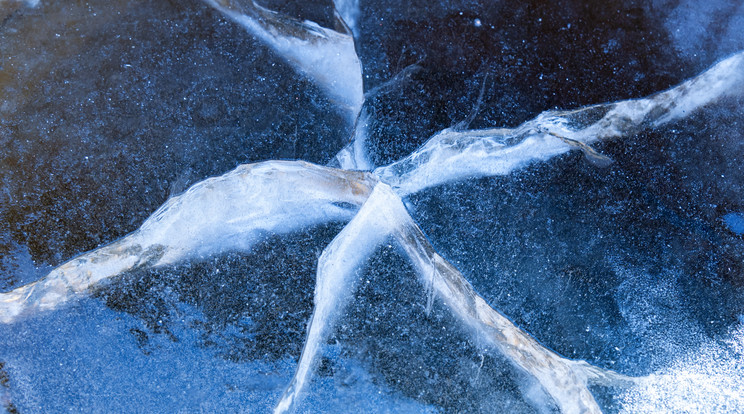 A férfi alatt beszakadhatott a jég /Illusztráció: Northfoto