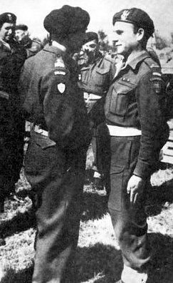 Dowódca polskich komandosów Władysław Smrokowski (po prawej) wraz z gen. Andersem.