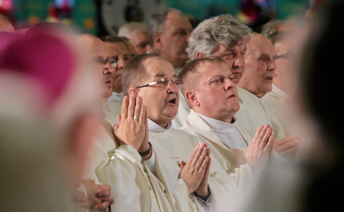Ojciec Tadeusz Rydzyk w czasie mszy na uroczystościach z okazji 24. rocznicy istnienia Radia Maryja