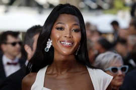 NADREALNO! Naomi Kembel se ovakva pojavila u Kanu i MUK koliko je LEPA I ZGODNA: Iz dana u dan ima DRUGAČIJU FRIZURU i evo u čemu je caka