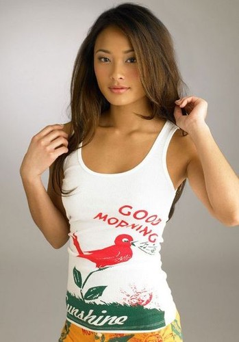 Jarah MAriano pochodzi z Hawajów a wychowała się w Kaliforni. Jej niezwykła uroda stała się przepustką do kariery fotomodelki