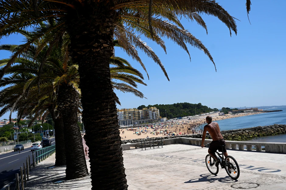 Vrućine u Evropi - plaža u Oejrasu kod Lisabona, Portugal