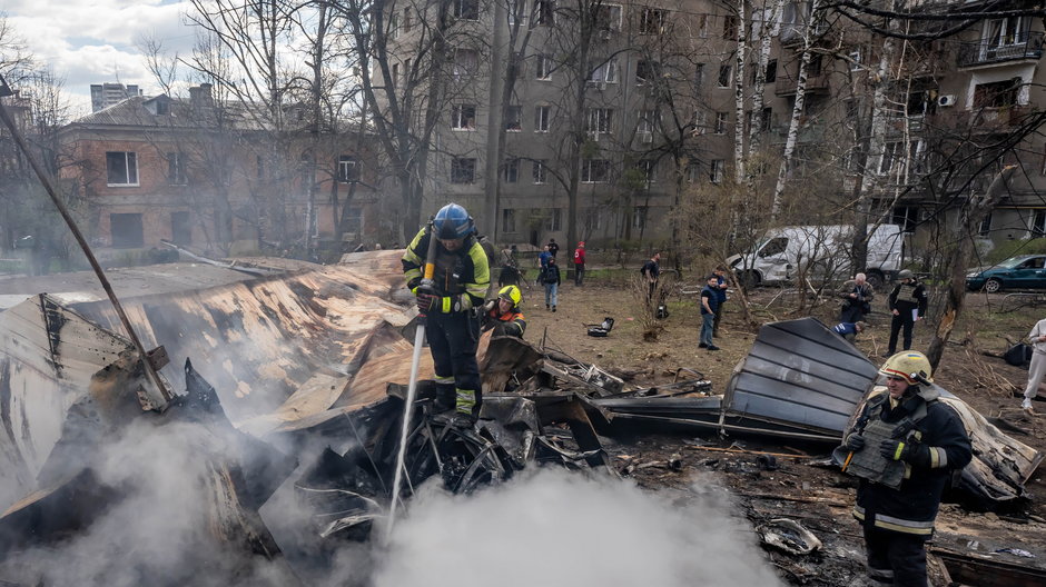 Zniszczenia w wyniku eksplozji rosyjskiego pocisku UMPD-30 w Charkowie