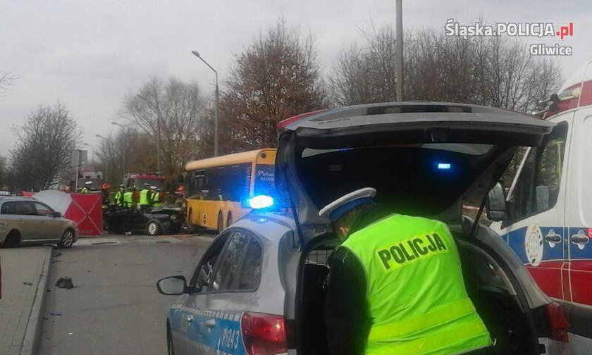 Gliwice. Zderzenie osobówki z autobusem. Nie żyje pasażer volkswagena