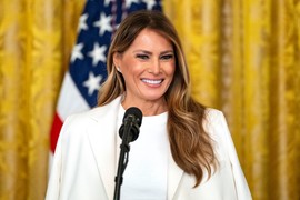 Prvi put, poslednji put i NIKAD VIŠE: Kad vidite kako je Melanija izgledala sa ZIFT CRNOM KOSOM shvatićete zašto za 21 godinu tu boju nije ponovila