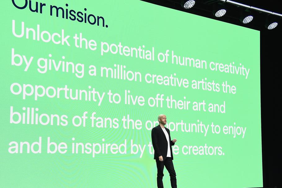 Pochodzący ze Szwecji Daniel Ek, CEO Spotify, od dziecka miał dwie pasje: muzykę oraz programowanie. W 2006 roku włączył do biznesu swoje muzyczne zamiłowanie i powołał do życia Spotify. Dziś kapitalizacja firmy przekracza 50 miliardów dolarów, a Ek z powodzeniem wypływa z nią na nieznane dotąd wody