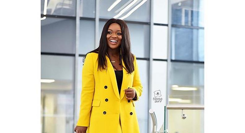 Jackie wows us in a yellow suit