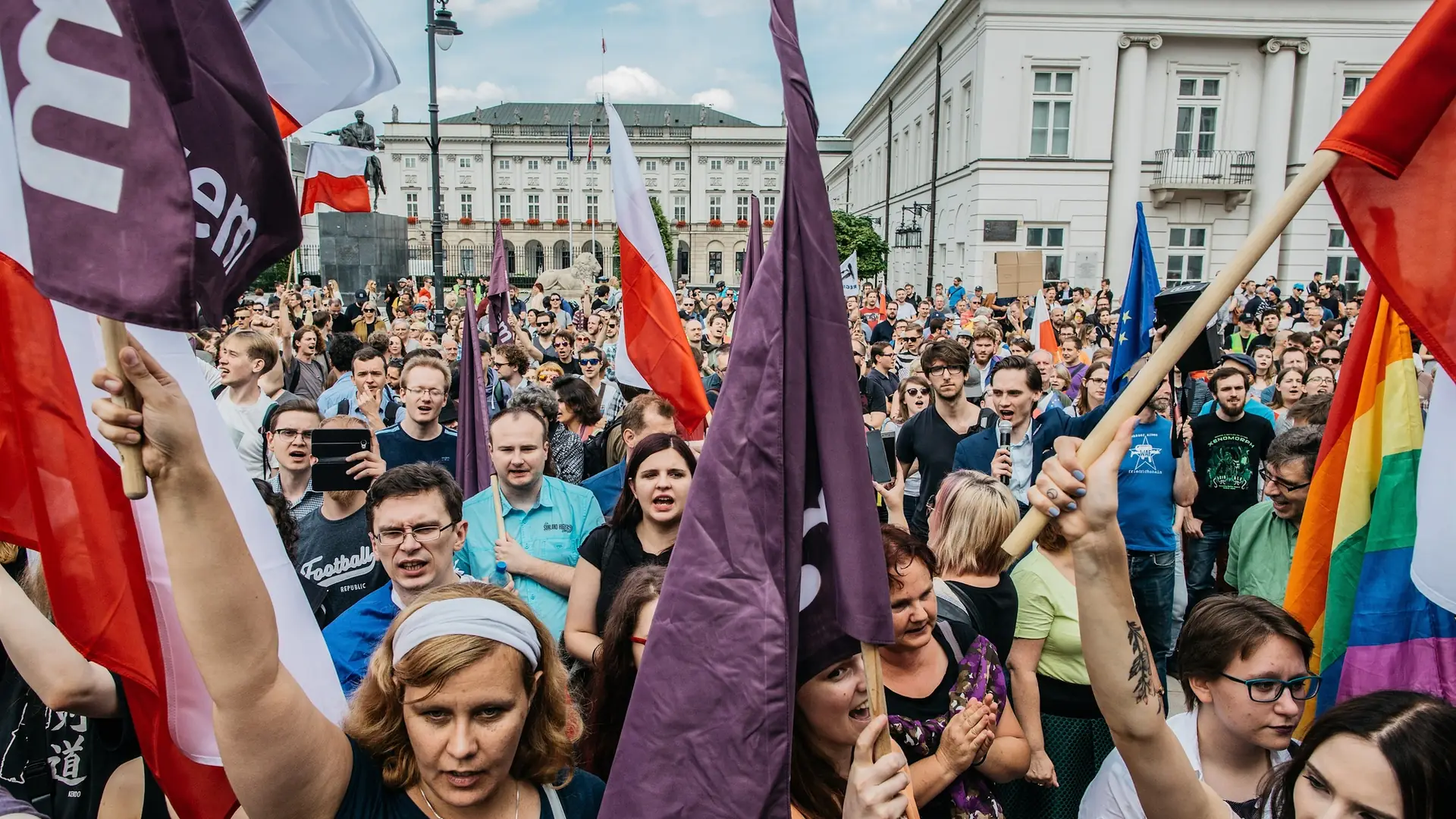 Protest przed Pałacem w obronie Sądu Najwyższego. Zebrało się kilkaset osób [ZDJĘCIA]