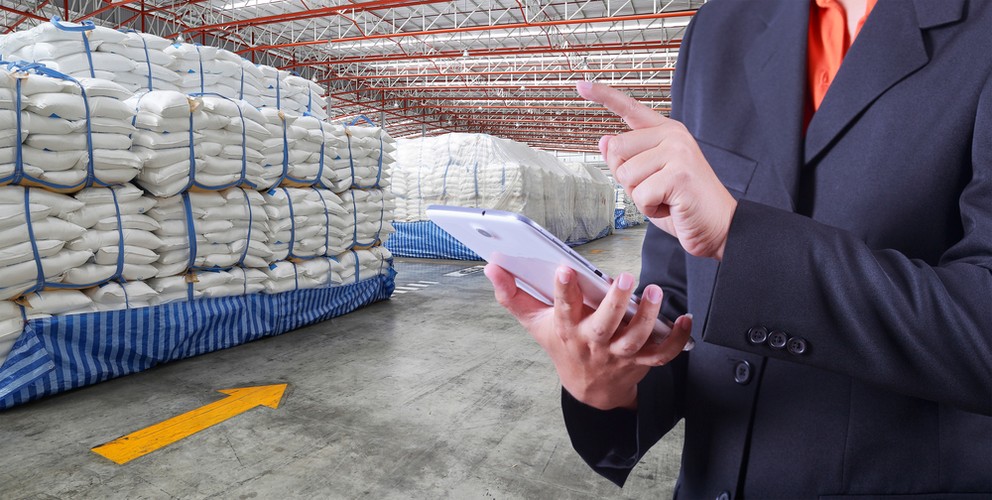 Ograniczenia ilościowe wwożonych na teren USA towarów dotyczą produktów takich jak na przykład broń palna, niektóre warzywa i owoce, produkty zwierzęce, produkty uboczne pochodzenia zwierzęcego, nabiał czy tekstylia. Na wwożenie tego typu produktów do USA potrzebne są specjalne licencje i pozwolenia, które wcześniej należy uzyskać od jednej z agencji federalnych odpowiedzialnych za konkretną kategorię produktów. 
<br><br>
Amerykańskie przepisy sanitarne dotyczące wwożonych na teren USA produktów obejmują dodatkowo takie kategorie produktów jak zwierzęta żywe, mięso i przetwory mięsne, drób i przetwory drobiowe, ryby i przetwory rybne, rośliny i produkty roślinne, mleko i przetwory mleczne, jaja, wyroby alkoholowe, dodatki dietetyczne i dodatki do żywności, żywność dla zwierząt, leki i środki medyczne, kosmetyki, sprzęt medyczny i elektroniczny emitujący promieniowanie, sprzęt i urządzenia medyczne oraz substancje niebezpieczne. Inne przepisy z tego zakresu dotyczą importu napojów alkoholowych i wyrobów tytoniowych.
<br><br>
Istnieją również grupy towarów, których w ogóle nie można wwozić na teren Stanów Zjednoczonych. Należą do nich na przykład niebezpieczne zabawki dla dzieci zawierające ołów, samochody niespełniające amerykańskich standardów bezpieczeństwa oraz substancje nielegalne takie jak absynt (silny alkohol oparty na bazie ziołowej), czy też rohypnol (silny środek nasenny).