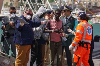 Włochy: W ciągu 6 dni przybyło 13 tys. migrantów. W sobotę uratowano 668 osób