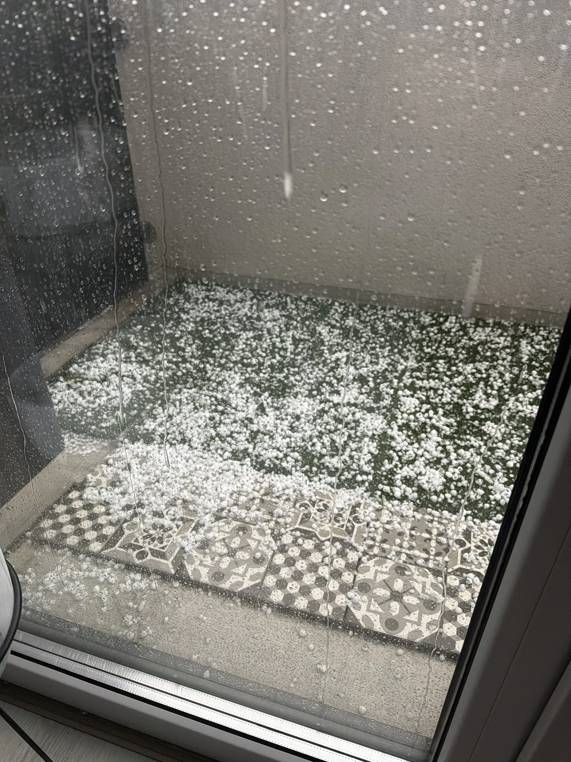 Bratislavou sa prehnala supercela. 