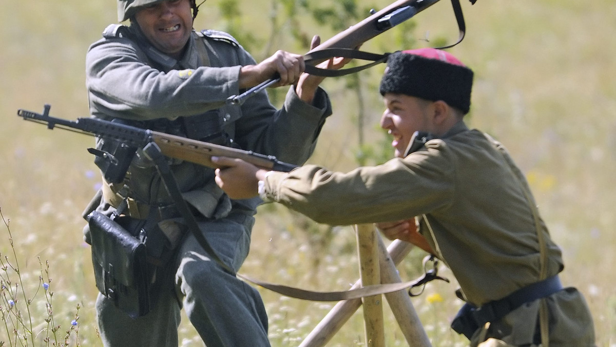 Na Ukrainie odbyła się rekonstrukcja bitwy pod Brodami z 1944 r., w której Ukraińcy z 14. Dywizji Grenadierów SS Galicja zostali pokonani przez wojska radzieckie. Podczas uroczystości upamiętniających to wydarzenie pochowano niedawno odnalezione szczątki jej ofiar.