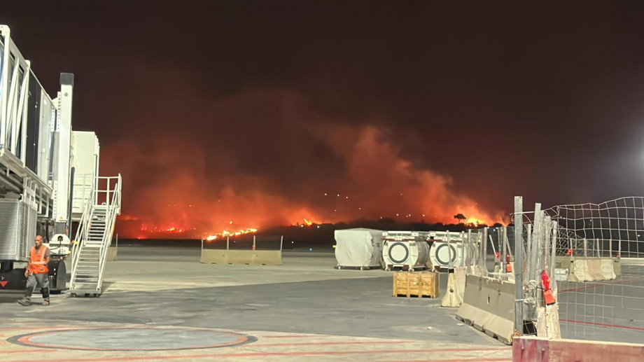 Pożar w pobliżu lotniska Falcone Borsellino w Palermo we Włoszech, 25 lipca 2023 r.