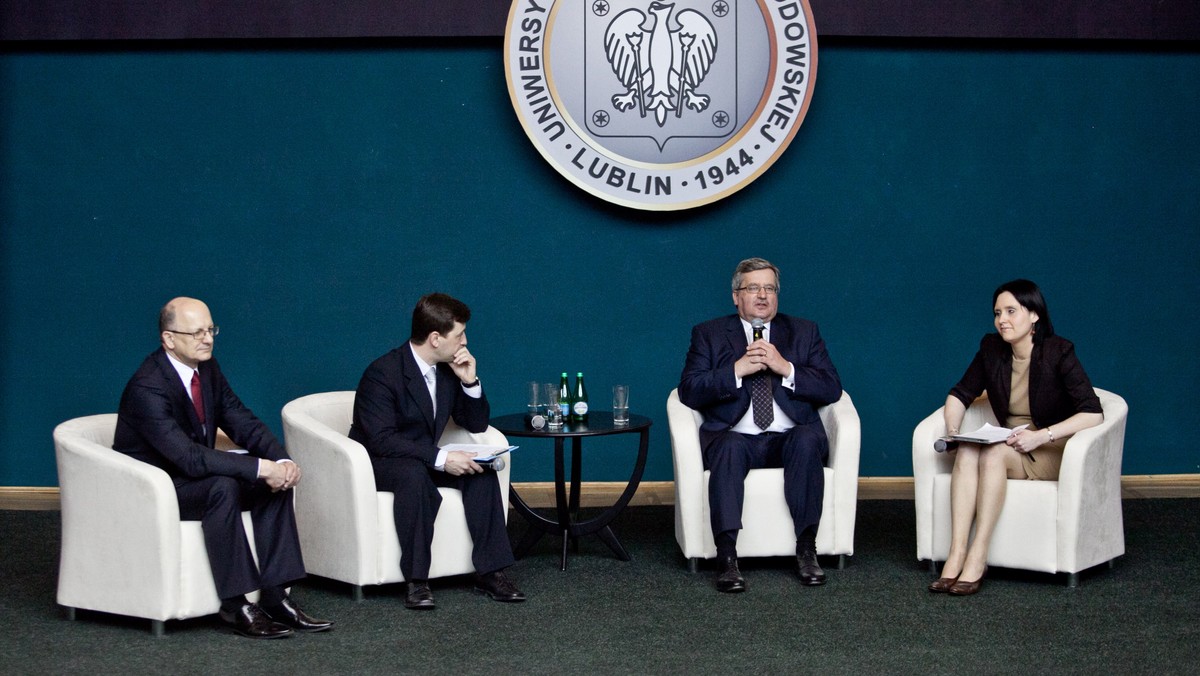 Prezydent Bronisław Komorowski, który spotkał się ze studentami w Lublinie, przekonywał, że Polska wciąż musi gonić Europę, w czym pomagają m.in. unijne środki. Mówił też o roli Lubelszczyzny jako łącznika między Wschodem a Zachodem.