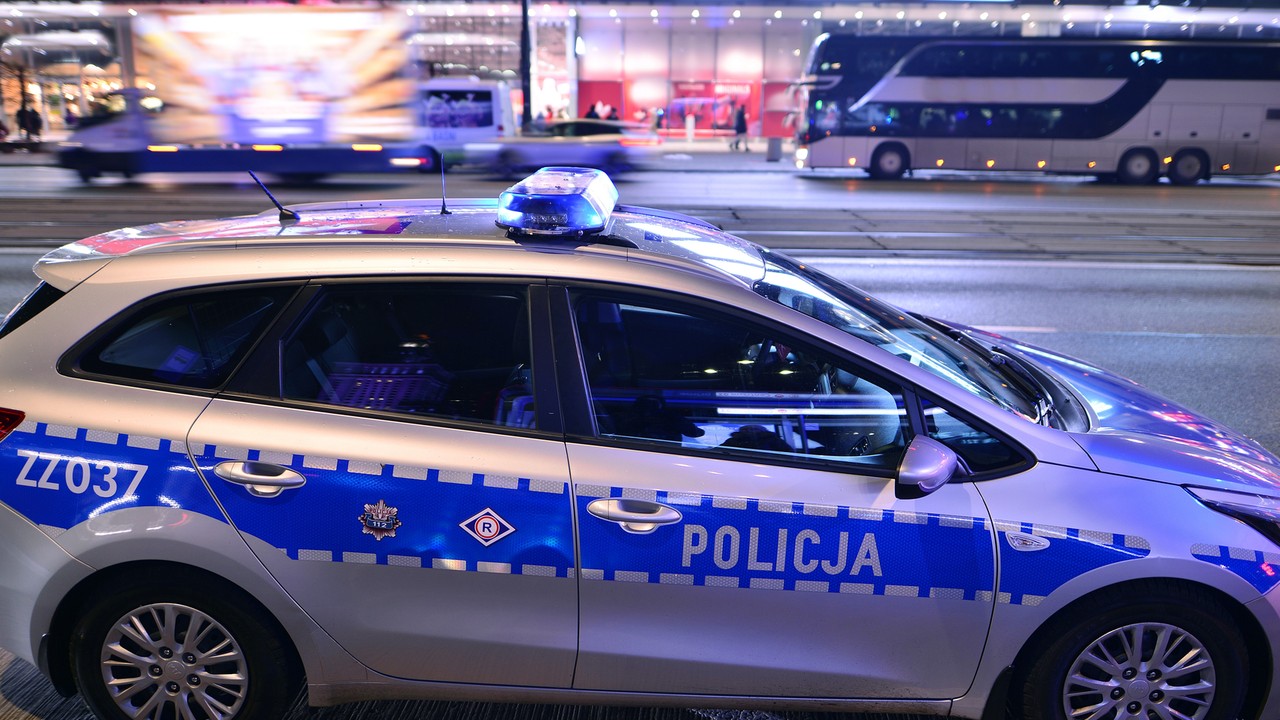 Ukradł busa, w którym spała 13-latka. Po chwili go porzucił. Szuka go policja