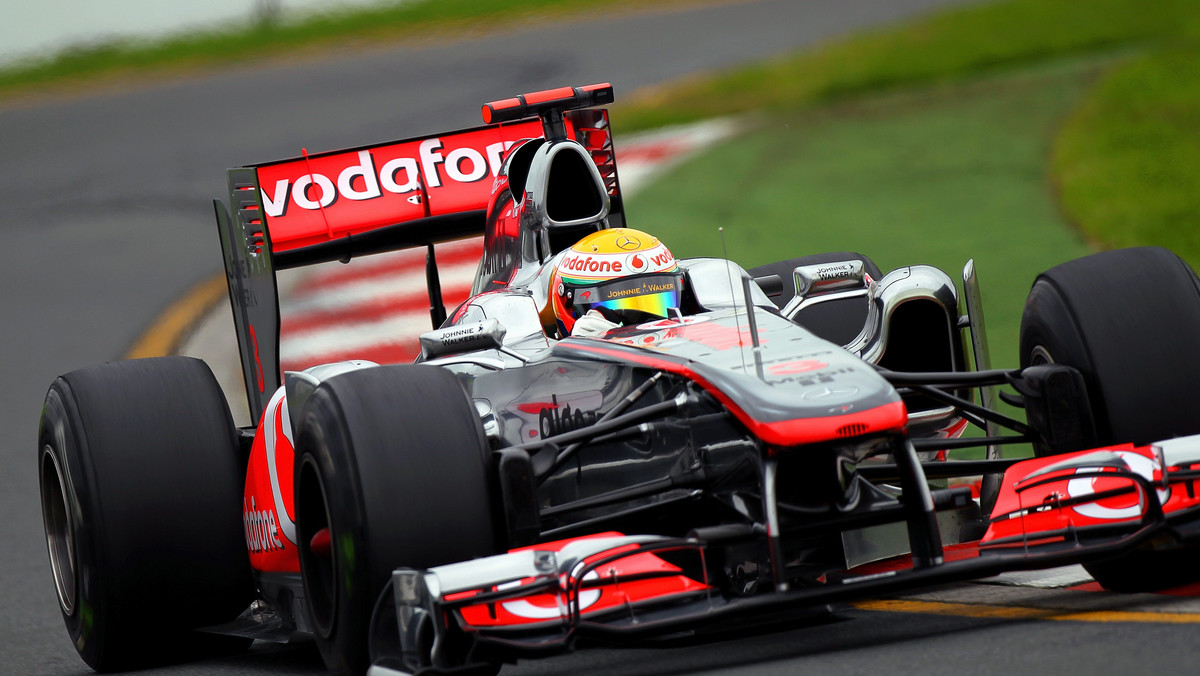 Mark Webber (Red Bull) był najszybszy podczas pierwszego treningu przed otwierającą sezon Formuły 1, niedzielną Grand Prix Australii na torze Albert Park w Melbourne. W drugiej sesji bezkonkurencyjni okazali się kierowcy McLarena: Jenson Button i Lewis Hamilton. Słabo spisywali się Witalij Pietrow i Nick Heidfeld z Lotus Renault GP.