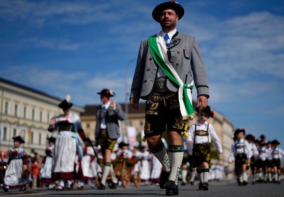 Slikovita narodna nošnja na svakom koraku na Oktobarfestu