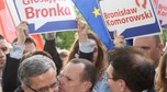 Ubiegający się o reelekcję prezydent Bronisław Komorowski gorąco wita się z Andrzejem Hadaczem 