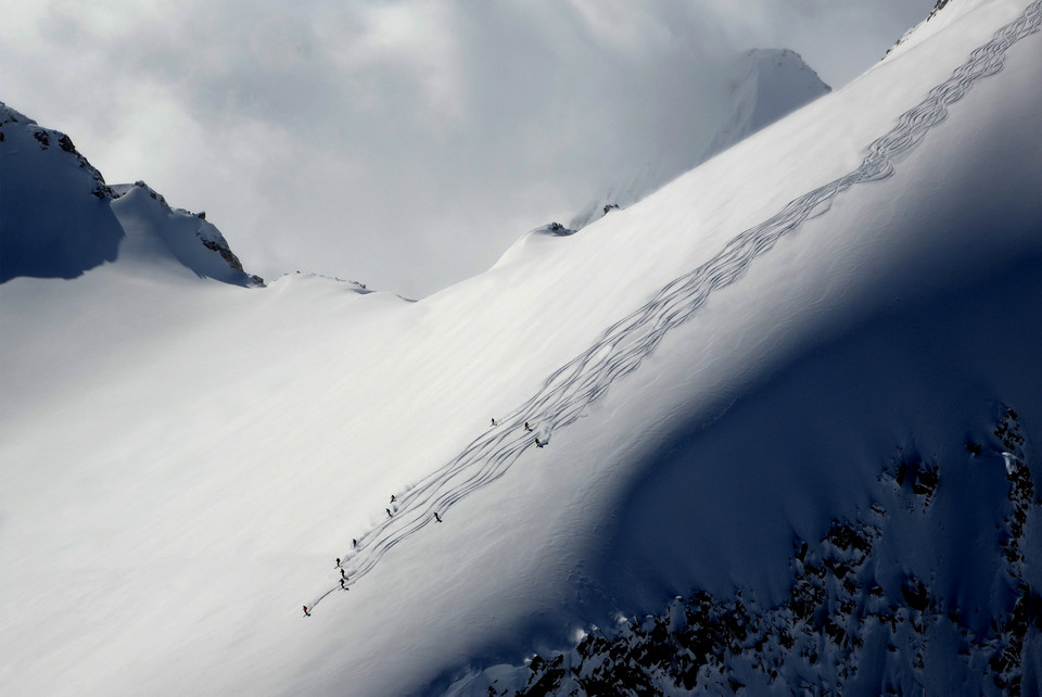 Heliskiers (pol. Heliskiing) -  Bradford White / National Geographic Traveler Photo Contest