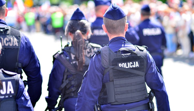 Zaufanie do policji leci w dół. Tylko jedna służba nie zawodzi Polaków