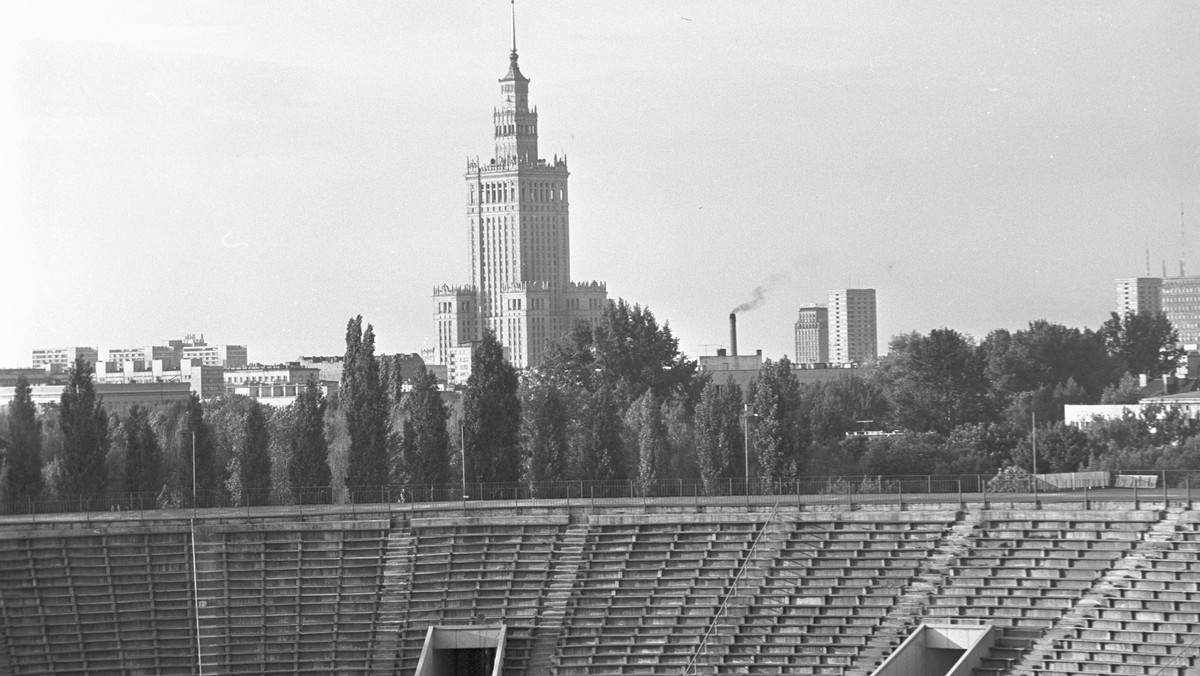 Stadion warszawskiej Skry od wielu lat stoi w ruinie, bo inwestor nie wywiązał się ze swoich zobowiązań. Teraz teren chce przejąć miasto. Nie obejdzie się jednak bez drogi sądowej. O sprawie pisze "Puls Biznesu".