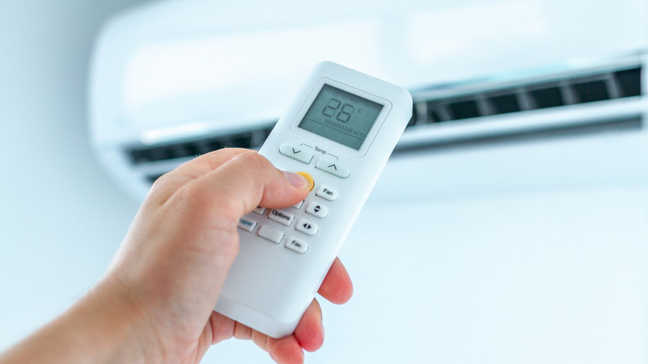 Klimatyzator można wykorzystać do schładzania jak i ogrzewania pomieszczenia - Goffkein/stock.adobe.com