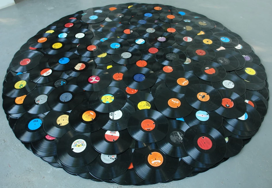 "Bez zvuka", instalacija od LP ploča