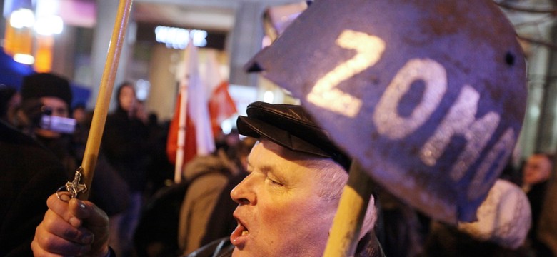 300 osób maszeruje pod dom Jaruzelskiego. "To hańba"