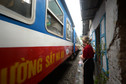 Linia kolejowa w ciasnych uliczkach Hanoi modna wśród miłośników selfie