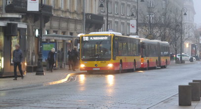 Pijany leżał za przystankiem. Uwagę zwróciła damska torebka