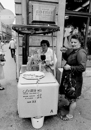 Socrealistyczne cover girls: silne, pracowite i piękne