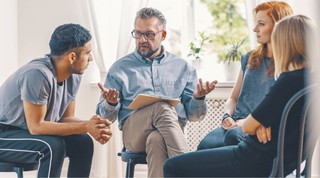 Podwyżki dla terapeutów uzależnień, ale w jakiej wysokości? Certyfikat problemem przy ustaleniu pensji