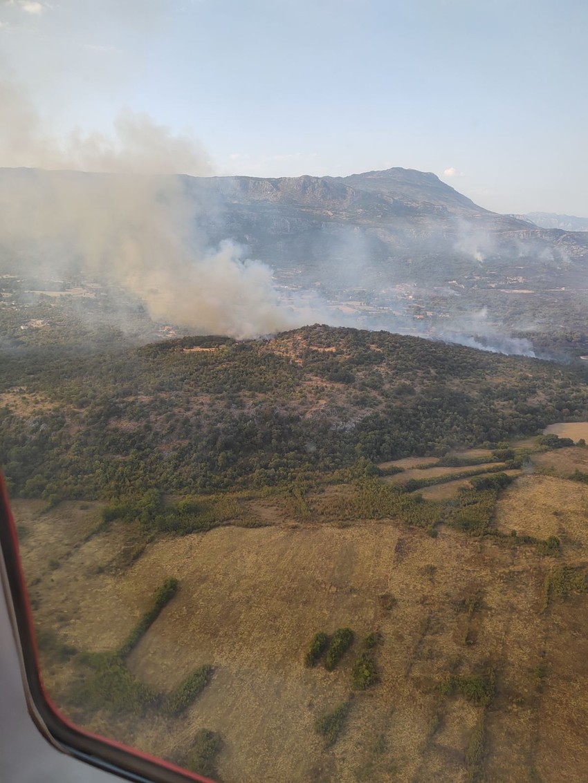 Helikopter MUP-a u akciji gašenja požara u Crnoj Gori 