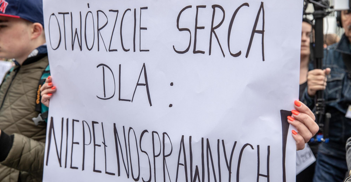 Protest osób niepełnosprawnych pod Sejmem