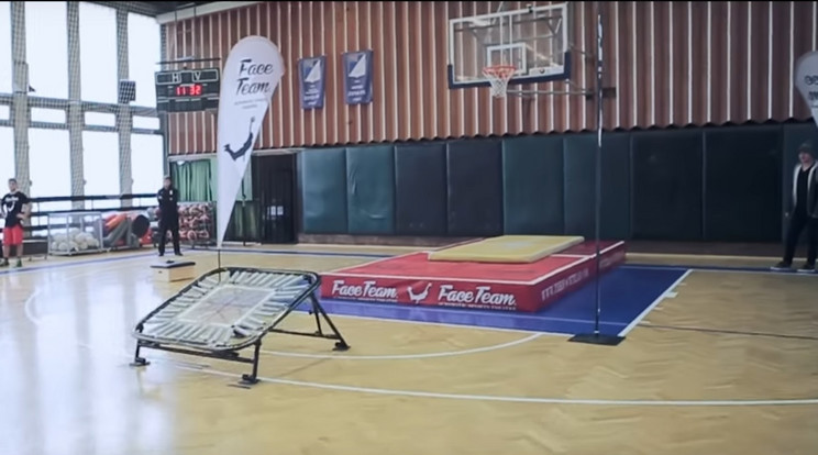 A rekordkísérlet során Huszár Bálint 6,18 méterről zsákolta be a labdát egy szaltót követően /Fotó: Youtube