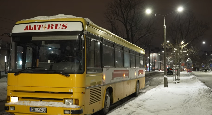 W streetbusie można się schronić, ogrzać i zjeść coś ciepłego. W trakcie postojów opekunowie wydają także potrzebującym odzież, termosy i koce.