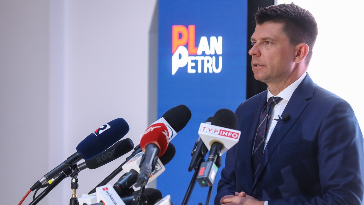 Ryszard Petru, były już lider Nowoczesnej dziś przedstawił swój plan dalszego działania w polityce. W ramach nowego stowarzyszenia, o nazwie "Plan Petru" zamierza tworzyć alternatywę dla planu Morawieckiego, czyli dla polityki gospodarczej rządu PiS. Petru zapewnia, że nie zamierza z Nowoczesnej odchodzić i nie próbuje tworzyć nowej partii. - My także mamy na to nadzieję - mówi Onetowi szef partii w Łódzkiem Marcin Gołaszewski.