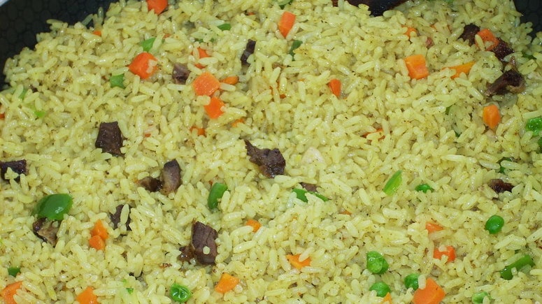 Nigerian fried rice: Easy-peasy method of preparing this meal without frying  [Nigerian Food TV]