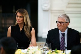 MELANIJA TRAMP IZAŠLA IZ ILEGALE: Smestila se pored BILA GEJTSA i svi gledaju ŠTA IMA NA SEBI - za 2 dana potvrdila da je MODNA KRALJICA, ne zna se koje je izdanje lepše