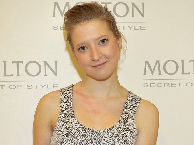 Młoda kobieta o dziewczęcej twarzy to córka Magdy Gessler: Lara.