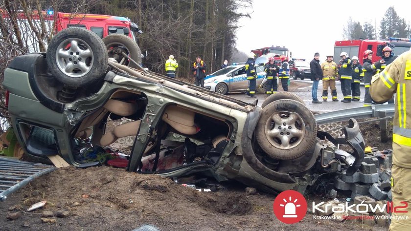 Auto wypadło z zakopianki. Trzy osoby ciężko ranne