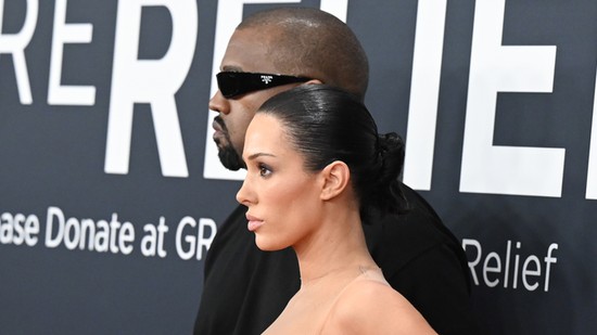 Kanye West meztelenül küldte feleségét a vörös szőnyegre, és ezzel gyakorlatilag elárulta a női nemet