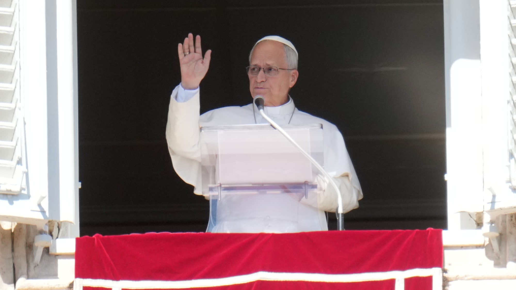 Pápež Lev XIV. počas toho, ako veriacim oznámil, že mu našli nález na pľúcach.