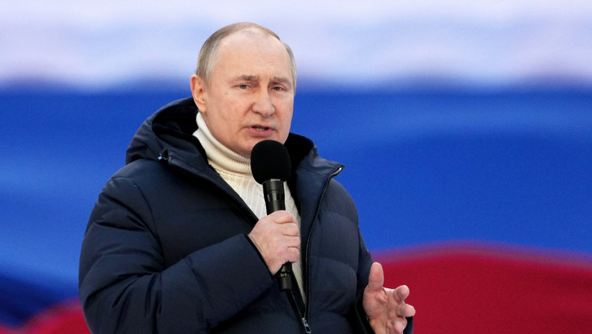 Putyin ma kiállt beszédet tartani az ünneplő százezres tömeg elé... és akkor felharsant egy hátborzongató dal