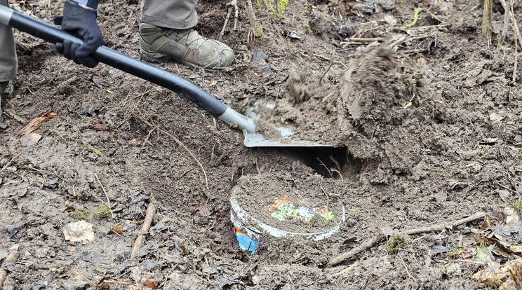 A rendőrök a föld alól ástak ki egy kábítószerrel teli vödröt /Fotó: police.hu