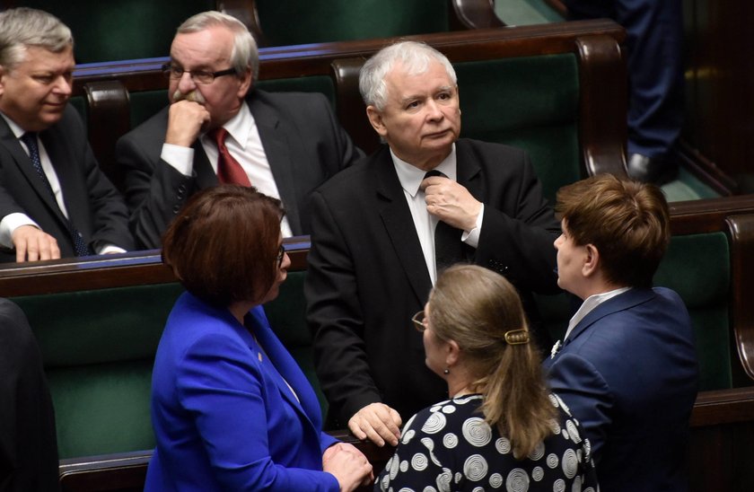 Jarosław Kaczyński w otoczeniu posłanek PiS