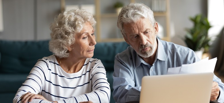 Seniorzy coraz częściej rezygnują z 14. emerytury. Oto powód
