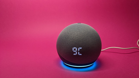 Amazon Echo Dot 4 mit Uhr 2020 im Test: klein, laut, rund | TechStage