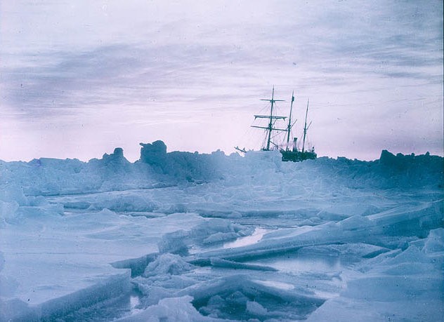 Skuty lodem statek „Endurance”. Po zatonięciu jednostki Shackleton i jego ludzie spędzili 170 dni na krze lodowej 